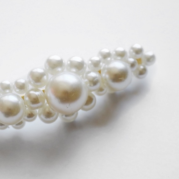 Accessories - NWOT Faux Pearl hair barrette.